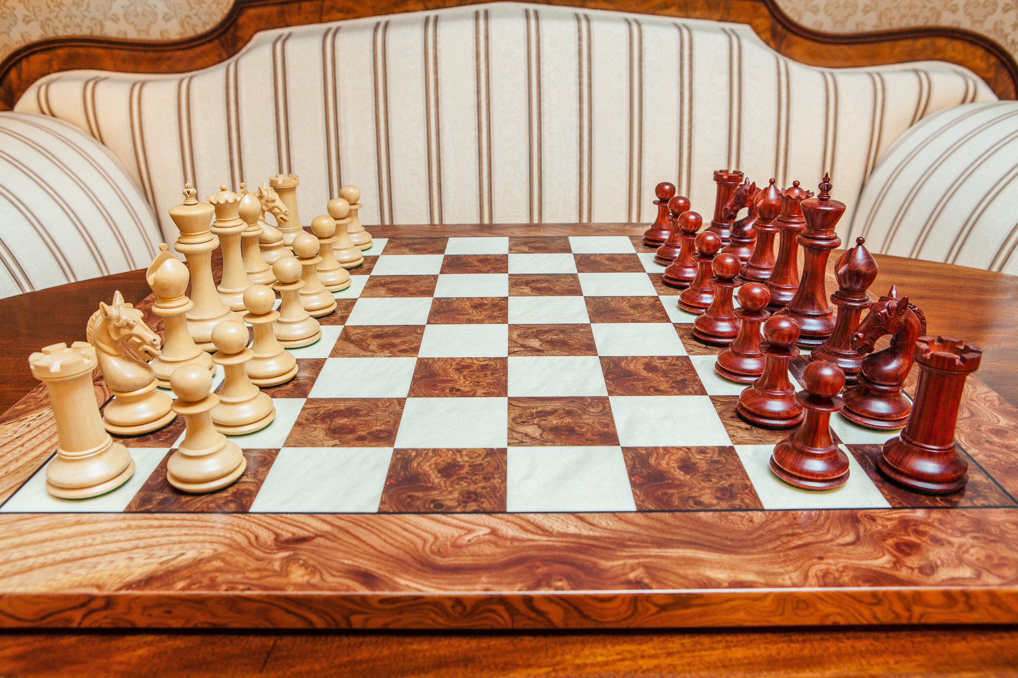 Chevalier padauk and boxwood chess pieces in the starting position