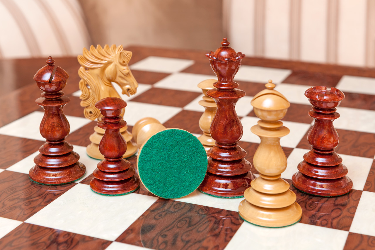 The Dalí Series Lacquered Chess Pieces in Padauk and Boxwood