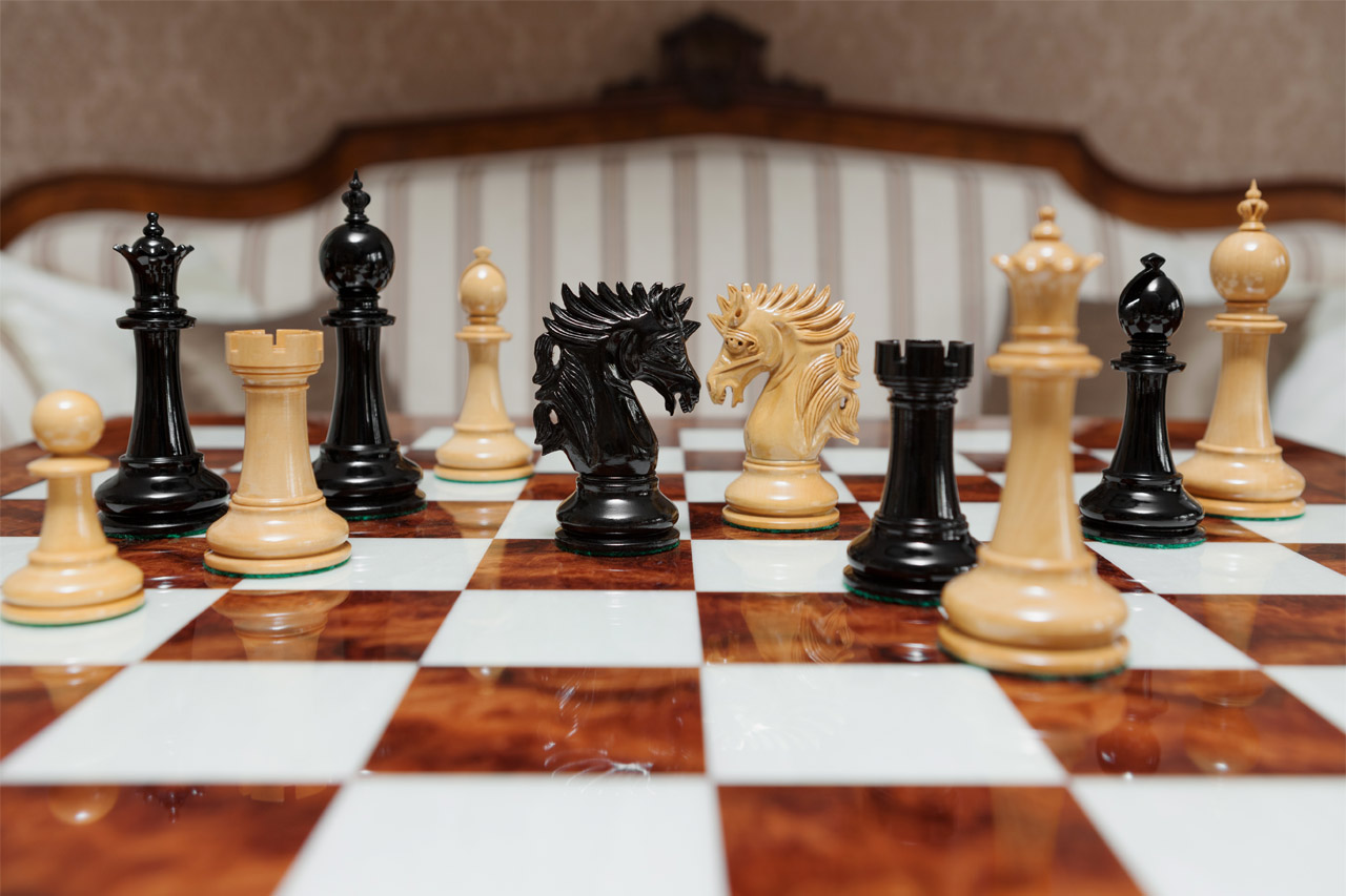 Duke 4.4 inch chess pieces in Lacquered Ebony and Boxwood