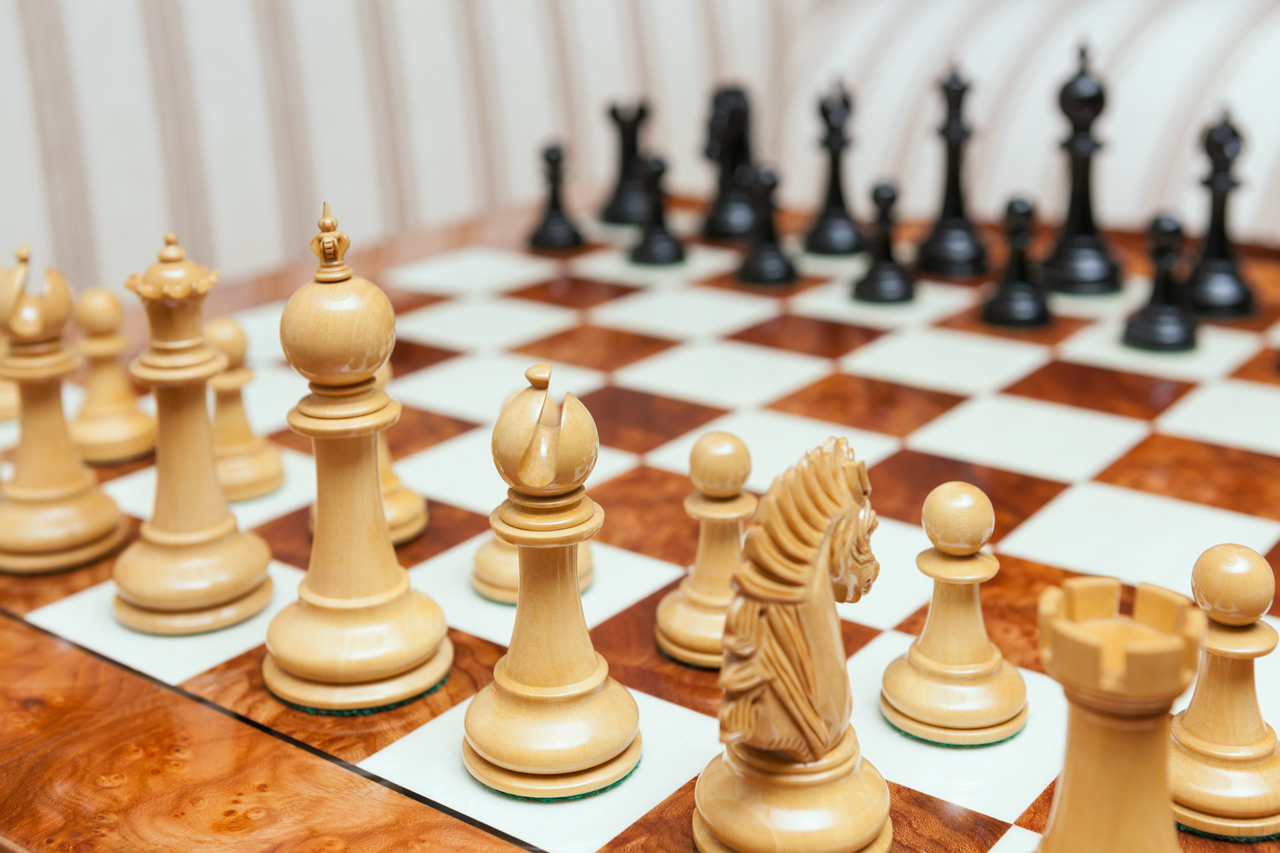 Duke 4.4 inch chess pieces in Lacquered Ebony and Boxwood