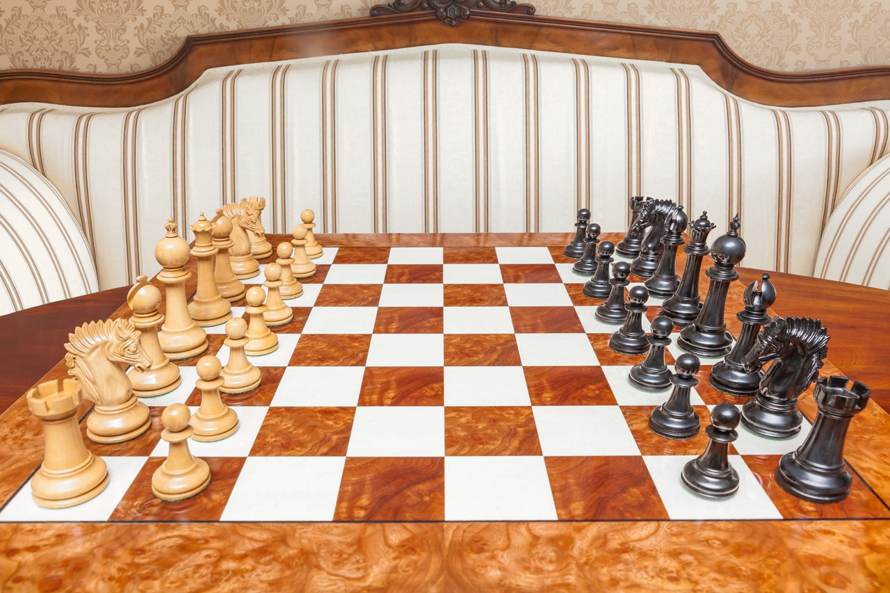 Duke 4.4 inch chess pieces in Lacquered Ebony and Boxwood