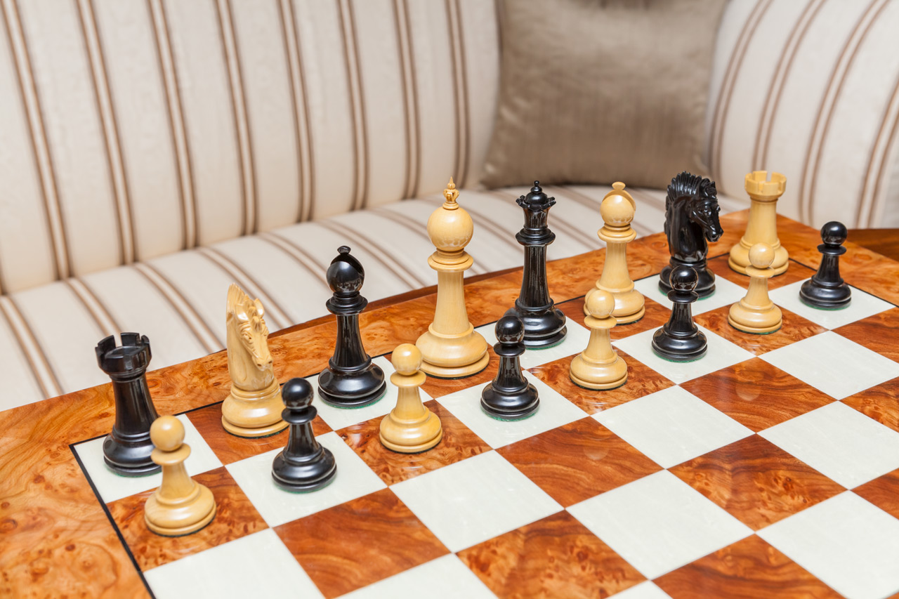 Duke 4.4 inch chess pieces in Lacquered Ebony and Boxwood
