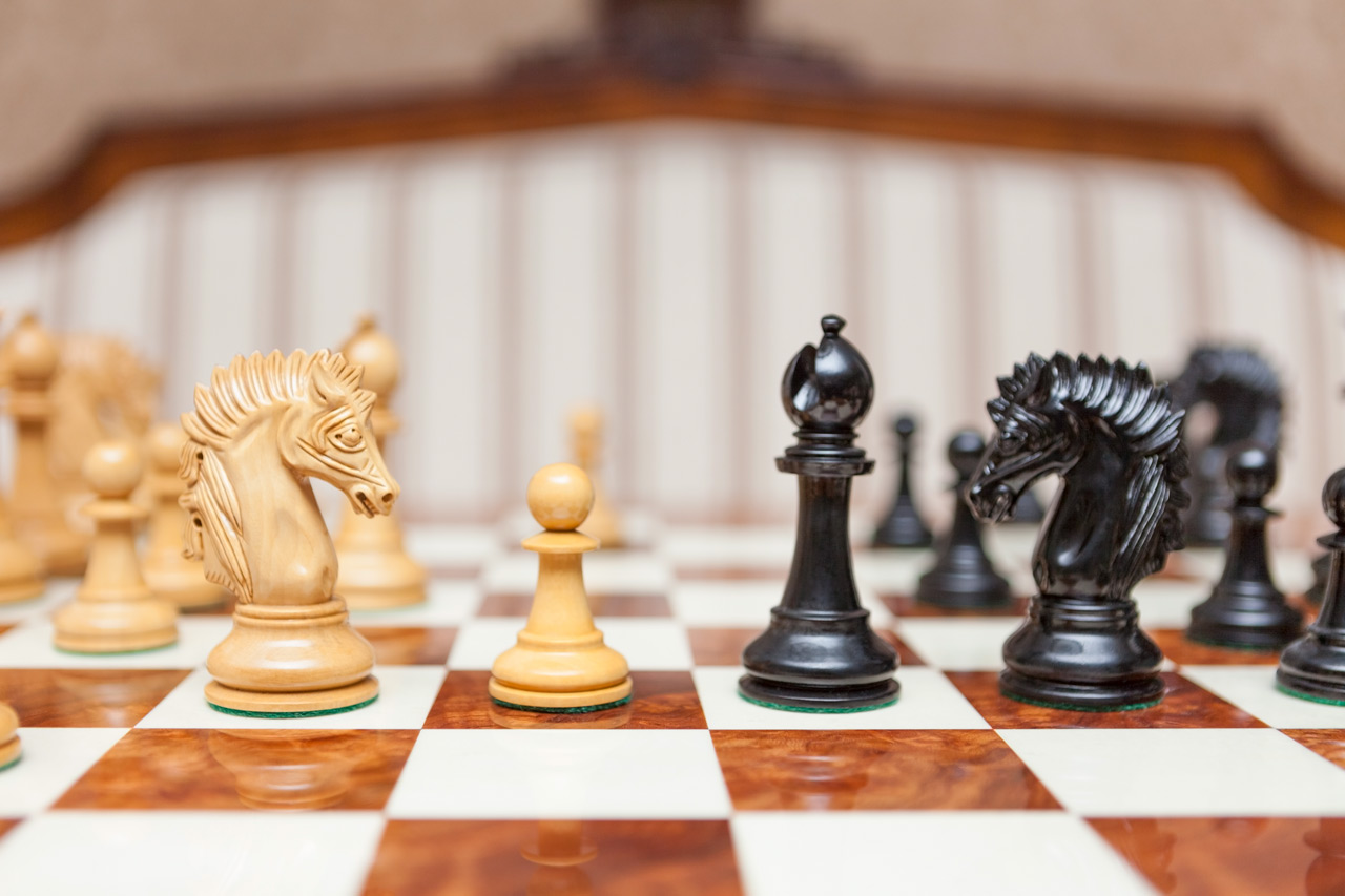 Duke 4.4 inch chess pieces in Lacquered Ebony and Boxwood
