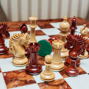 Shown with: 60 cm Da Vinci chess board Overhead close-up of Duke lacquered padauk and boxwood chess pieces with a green felt base on the 60 cm Da Vinci chess board
