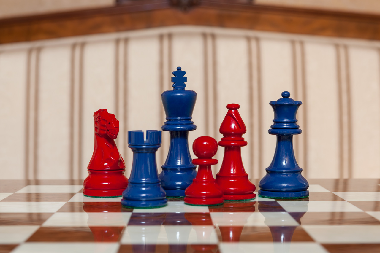 Earl Duo Blue / Red chess set with blue and red pieces grouped on the board