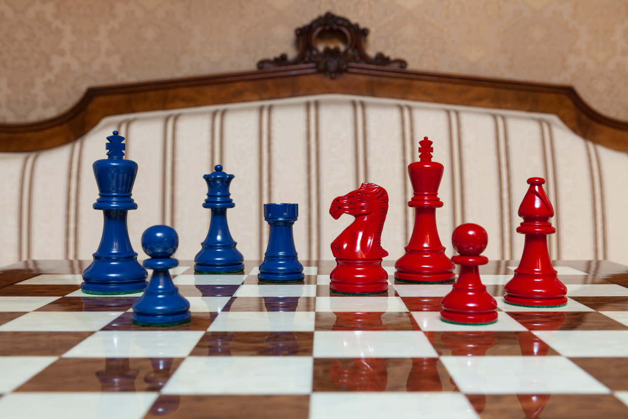 Earl Duo Blue / Red chess set, pieces facing each other
