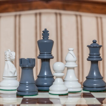 Grey and white Earl Duo pieces grouped on the 50 cm Cordoba board