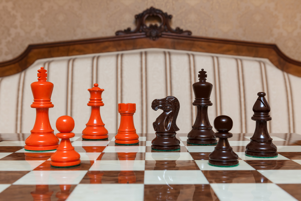 Earl Duo chess set (orange vs brown pieces). Board: 50cm "Cordoba"