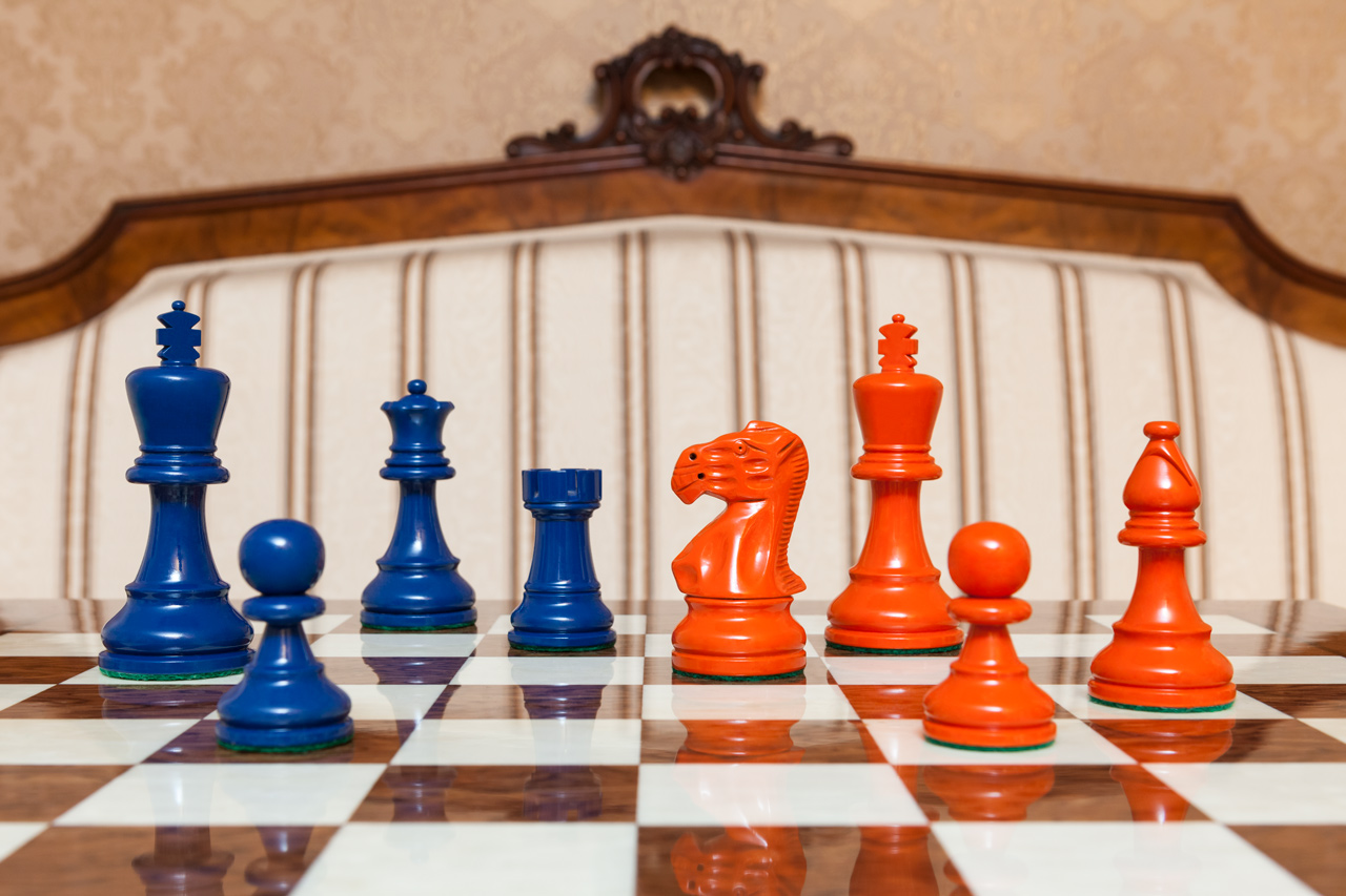 Earl Duo chess set (steel blue vs orange pieces). Board: 50cm "Cordoba"