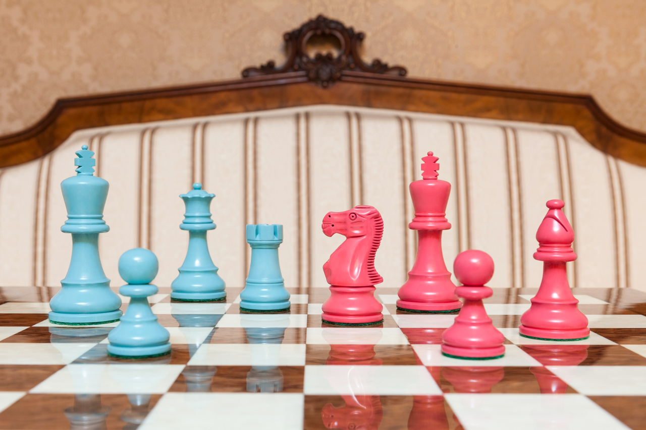 Earl Duo chess set (turquoise vs pink pieces). Board: 50cm "Cordoba"