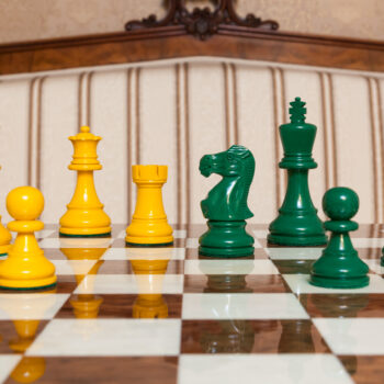 Yellow and green Earl Duo pieces facing each other on the 50 cm Cordoba board