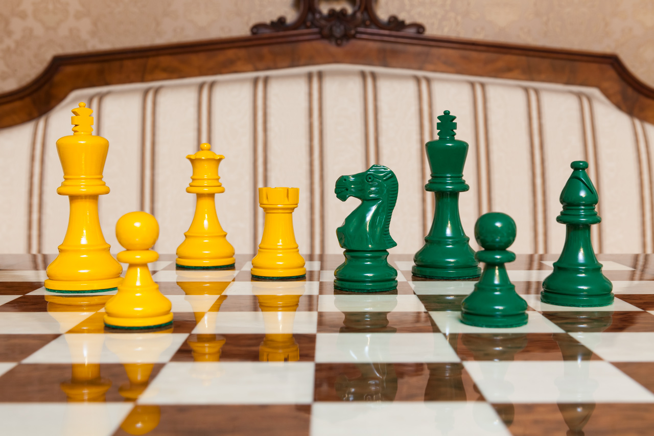 Earl Duo chess set (green vs yellow pieces). Board: 50cm "Cordoba"