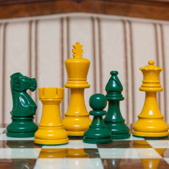 Yellow and green Earl Duo pieces grouped on the 50 cm Cordoba board
