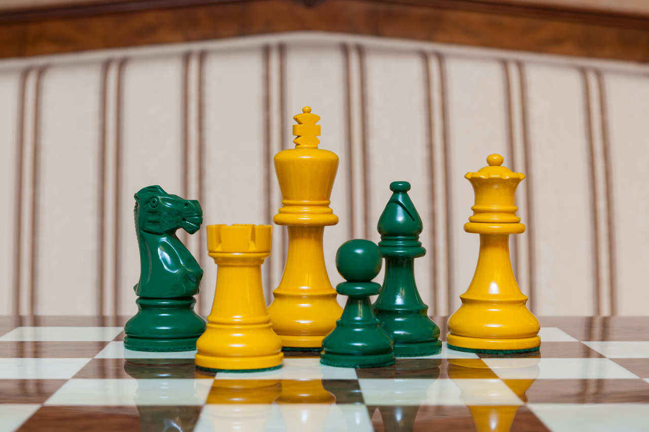 Earl Duo chess set (green vs yellow pieces). Board: 50cm "Cordoba"