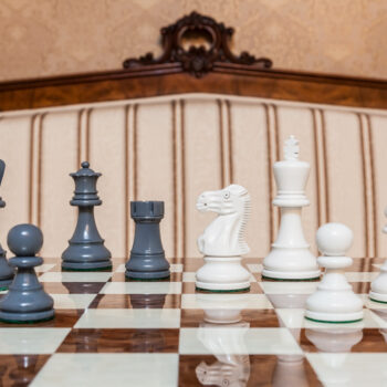 Shown with: 50 cm Cordoba chess board Grey and white Earl chess pieces facing each other on the 50 cm Cordoba board