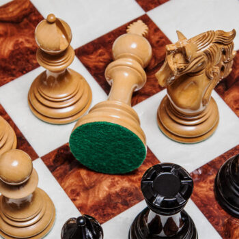 Shown with: 60 cm Da Vinci chess board Overhead close-up of Granada lacquered ebony and boxwood chess pieces with a green felt base on the 60 cm Da Vinci chess board