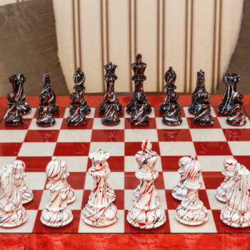 New York black-and-white colour-finished boxwood pieces in their starting positions on the 51 cm Bologna board