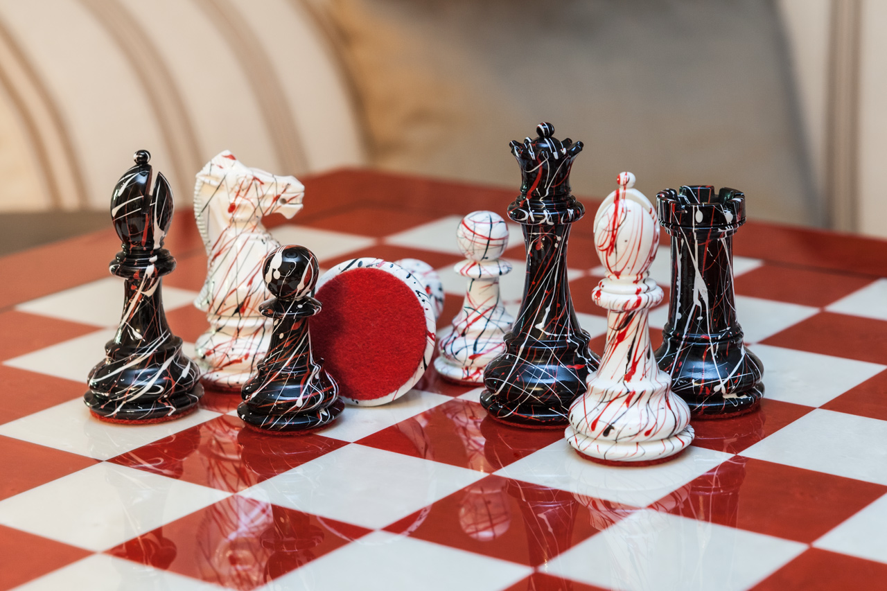 New York Series Chess Pieces on the red 51 cm ”Bologna” Chess Board