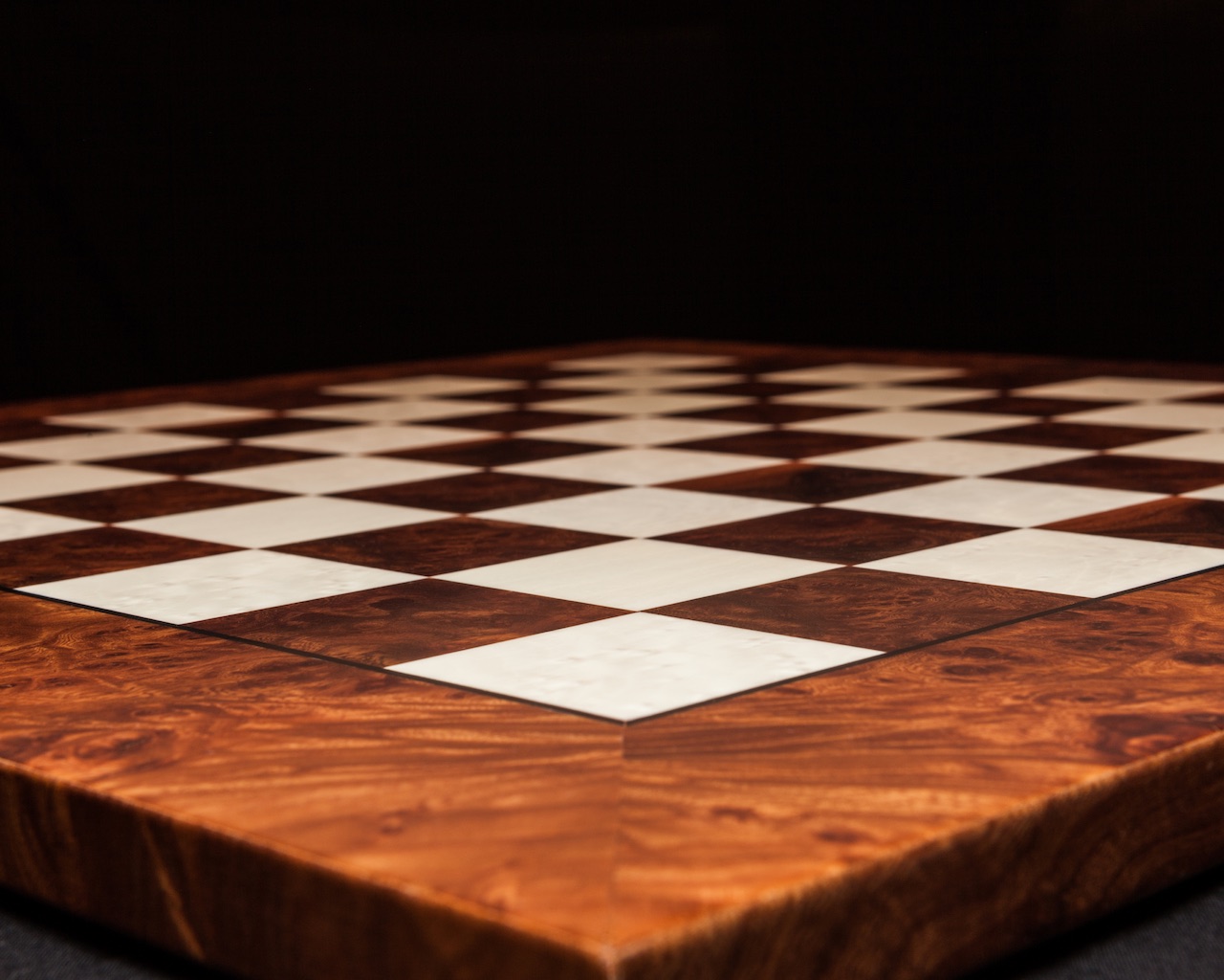 Pisa – 51 cm hand-made Root-of-Elm luxury chess board with matt finish