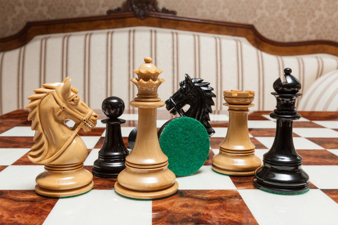 Regal Series 4.4 inches club-size chess pieces in ebony and boxwood