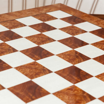 Da Vinci 60 cm high-gloss root of elm chess board, close-up of the squares