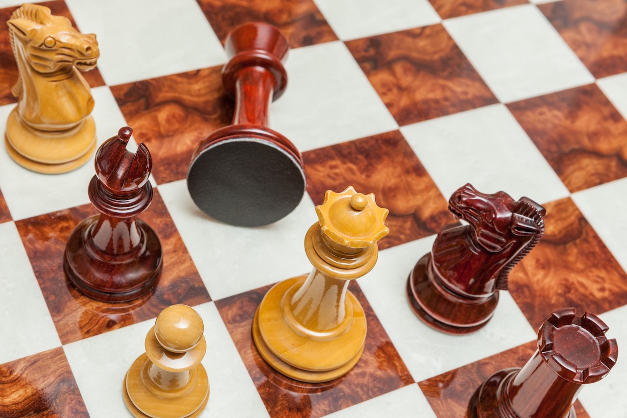 Staunton Evolution 4.25 inch chess pieces in Lacquered Padauk and Boxwood