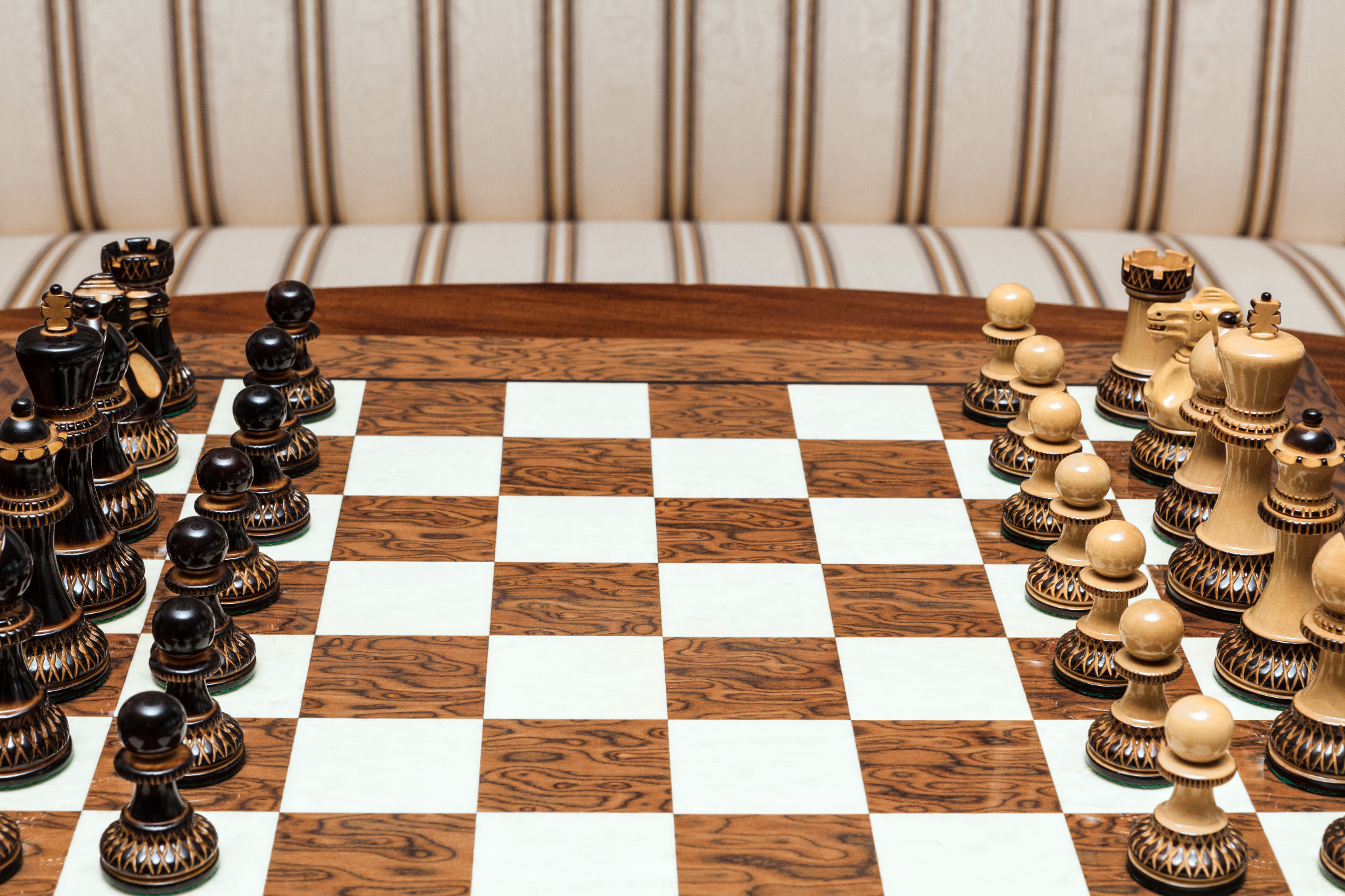 Shown with: 50 cm Cordoba chess board Vulcan burnt boxwood and natural boxwood chess pieces in the starting position on the 50 cm Cordoba chess board
